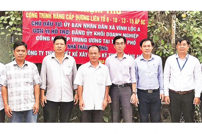 Lễ nghiệm thu công trình nâng cấp đường liên thôn tại xã Vĩnh Lộc A, huyện Bình Chánh do Đảng bộ Khối cơ sở Bộ Công thương tại TP Hồ Chí Minh hỗ trợ kinh phí. Ảnh: CTV