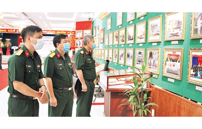 Cán bộ, sĩ quan Quân khu 7 tham quan triển lãm “ Quân khu 7 tự hào vững bước dưới cờ Đảng”.