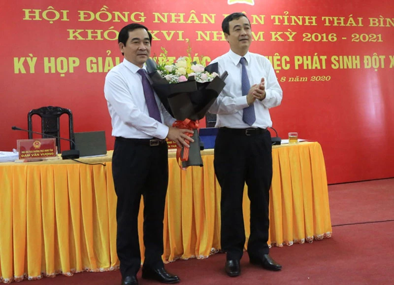 Bí thư Tỉnh ủy Thái Bình Ngô Đông Hải tặng hoa chúc mừng ông Nguyễn Tiến Thành (bên trái) được bầu giữ chức Chủ tịch HĐND tỉnh.