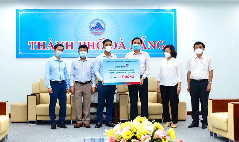 Đại diện VietinBank (thứ 3 từ trái qua) trao tặng biển tượng trưng số tiền năm tỷ đồng cho TP Đà Nẵng phòng, chống dịch Covid-19.