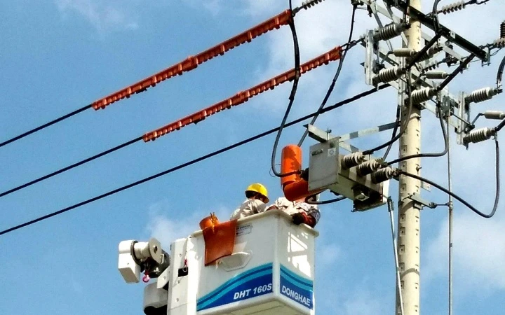 Công nghệ live line (sửa điện trên đường dây đang có điện) của EVNHCMC giúp nâng cao độ tin cậy cung cấp điện.