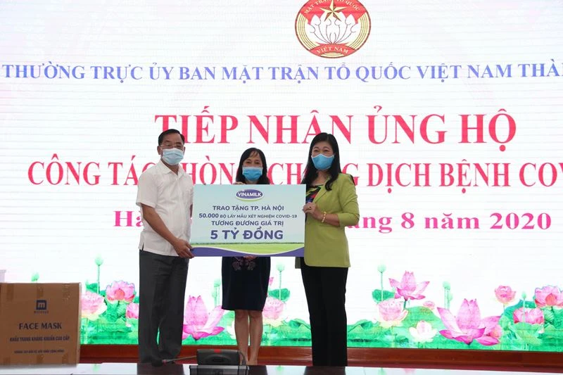 Đại diện Công ty cổ phần Sữa Việt Nam chi nhánh Hà Nội trao tặng thành phố bộ lấy mẫu xét nghiệm Covid-19.