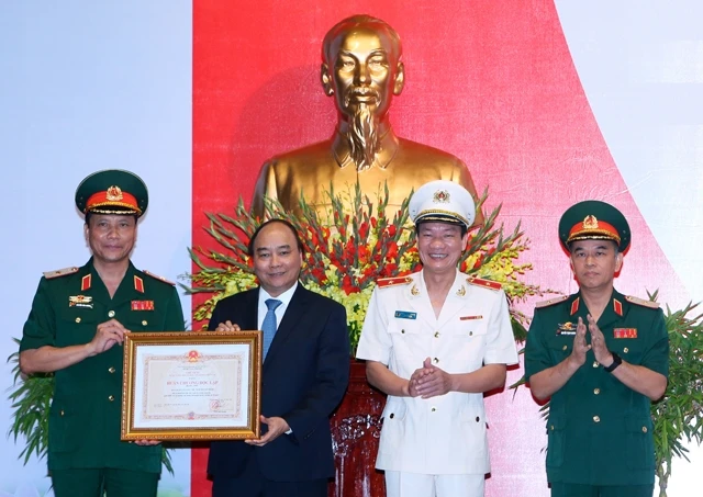 Ngày 12-8-2016, Thủ tướng Nguyễn Xuân Phúc trao Huân chương Độc lập hạng nhì tặng Ban quản lý Lăng Chủ tịch Hồ Chí Minh nhân kỷ niệm 40 năm Ngày truyền thống.