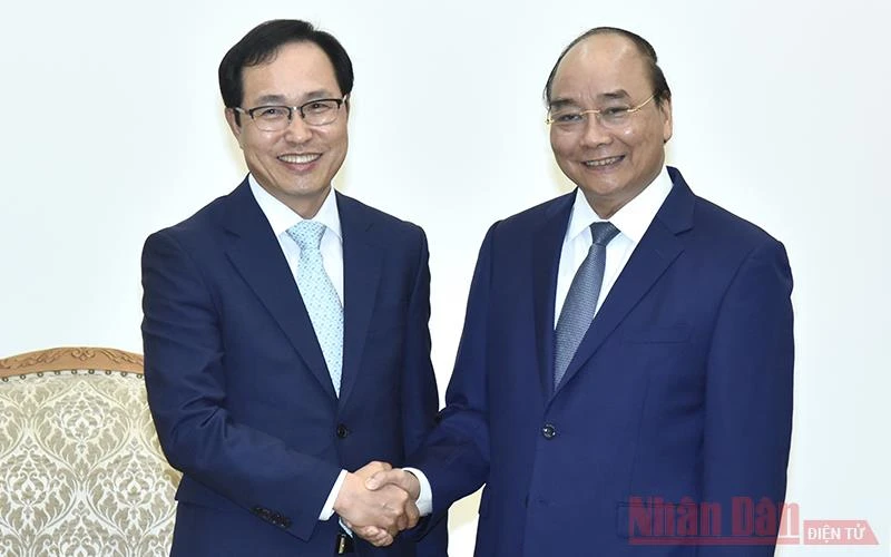 Thủ tướng Nguyễn Xuân Phúc (bên phải) tiếp Tổng Giám đốc Tổ hợp Samsung Việt Nam Choi Joo Ho. (Ảnh: TRẦN HẢI)
