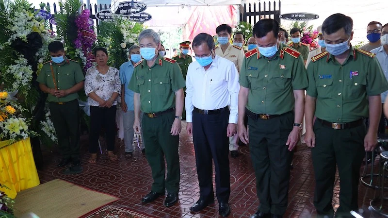 Lãnh đạo Bộ Công an, lãnh đạo tỉnh Bình Dương và Ban Giám đốc Công an tỉnh viếng đám tang Đại úy Lê Thanh Hải.