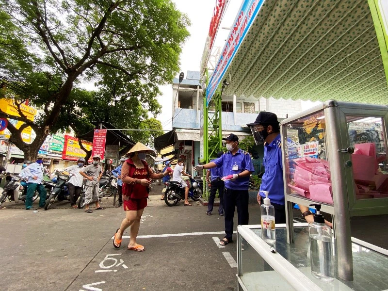 Người dân Đà Nẵng ngày đầu đi chợ bằng phiếu.