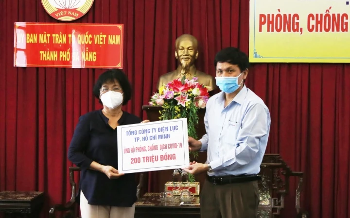 Tổng Công ty Điện lực TP Hồ Chí Minh trao tặng 200 triệu đồng phòng, chống dịch Covid-19 cho Ủy ban MTTQ Việt Nam TP Đà Nẵng. 