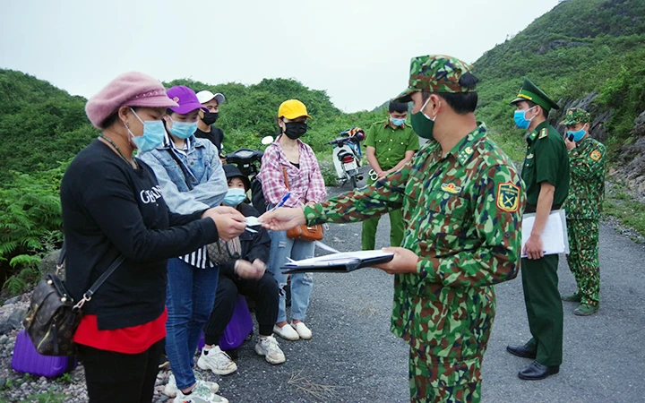 Tổ tuần tra Đồn Biên phòng Xín Cải (Hà Giang) xử lý các đối tượng vượt biên trái phép.