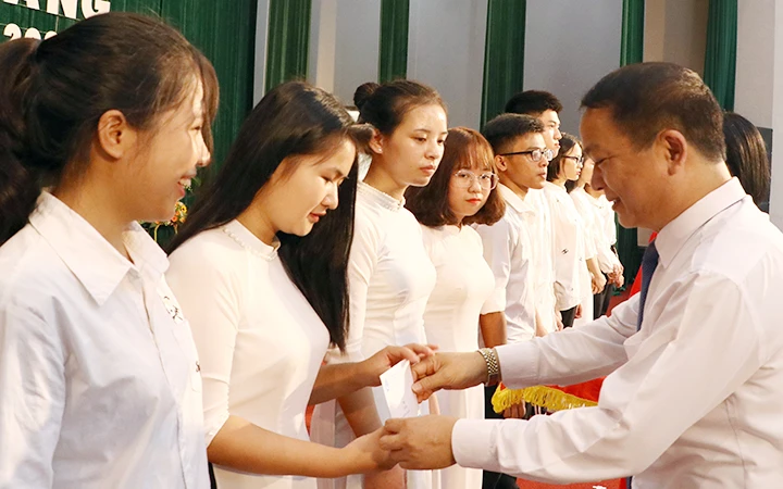 GS, TS Phạm Hồng Quang, Bí thư Đảng ủy, Giám đốc Đại học Thái Nguyên trao học bổng tặng sinh viên xuất sắc.
