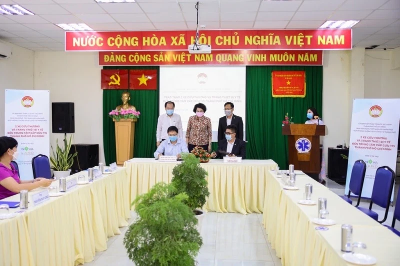 Đại diện Tập đoàn Novaland trao tặng hai xe cấp cứu cho đại diện Trung tâm Cấp cứu 115 TP Hồ Chí Minh. 