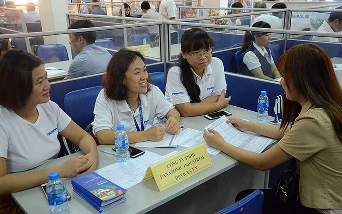 Phiên giao dịch việc làm tại Trung tâm Dịch vụ việc làm Hà Nội (Ảnh: HCES).