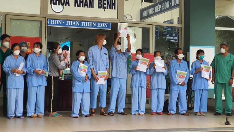 Thứ trưởng Nguyễn Trường Sơn chúc mừng 10 bệnh nhân tại Đà Nẵng khỏi bệnh.