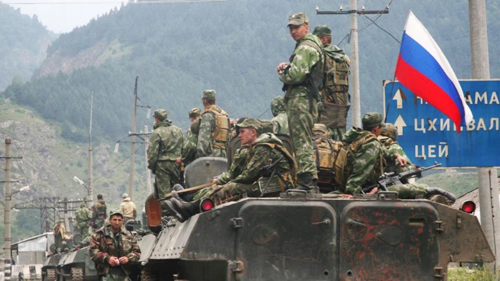 Xe bọc thép của Nga di chuyển về phía thủ đô Tskhinvali của Nam Ossetia, ngày 8-8-2008. Ảnh: AP