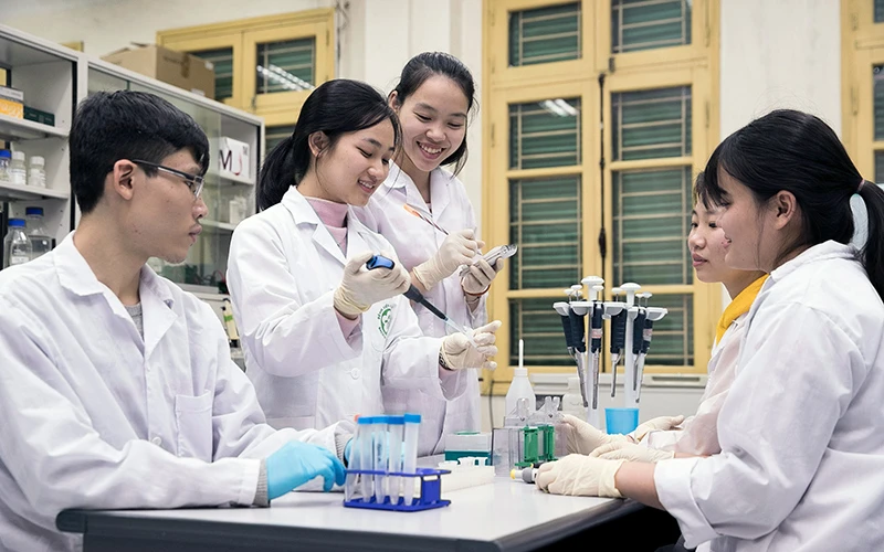 Sinh viên Ðại học Quốc gia Hà Nội thực hành nghiên cứu khoa học.