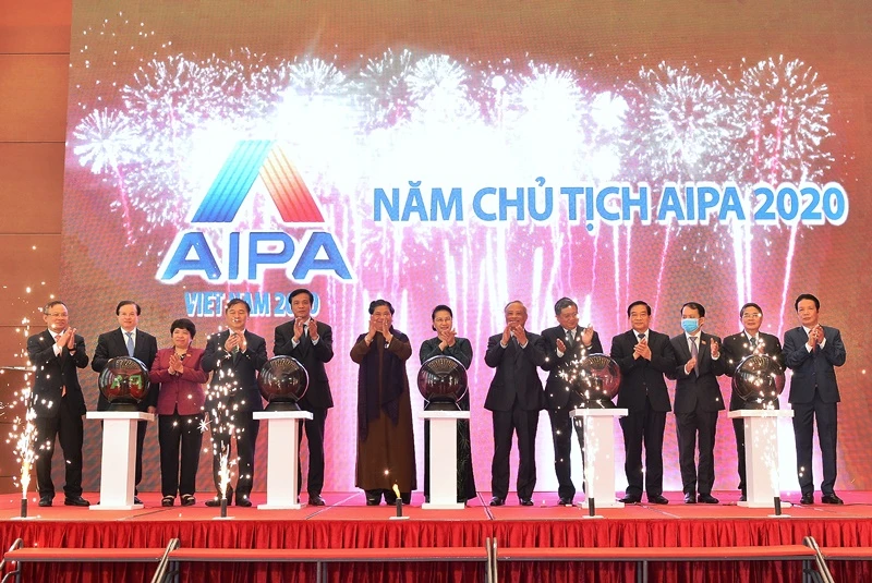 Chủ tịch Quốc hội Nguyễn Thị Kim Ngân, các vị lãnh đạo Quốc hội, đại diện lãnh đạo bộ, ngành tham dự lễ công bố.