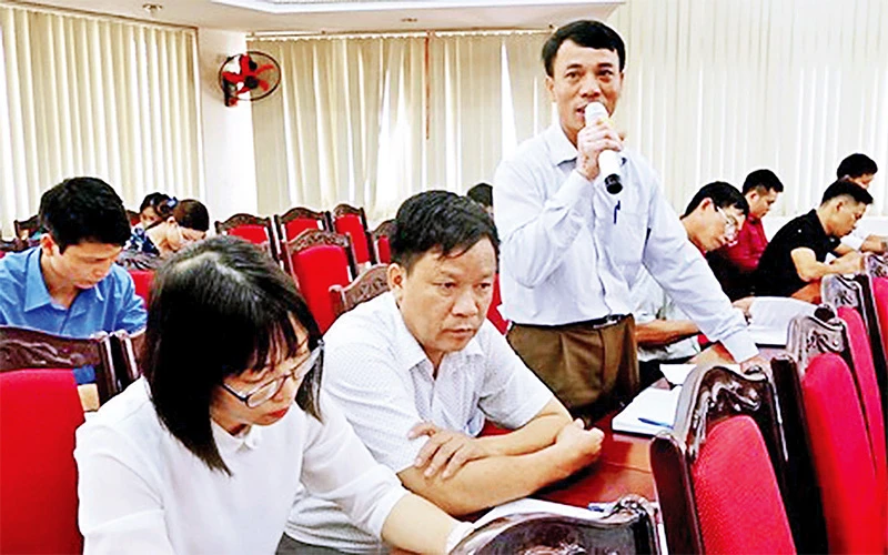 Ðại diện xã Cổ Ðông phát biểu ý kiến tại hội nghị triển khai lấy ý kiến về sự hài lòng của người dân đối với kết quả xây dựng nông thôn mới thị xã Sơn Tây. Ảnh: Hoàng Phương
