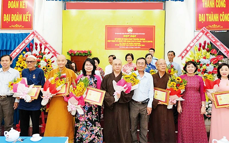 Ủy ban MTTQ quận Phú Nhuận khen thưởng các tập thể, cá nhân có nhiều đóng góp trong công tác an sinh xã hội tại địa phương.