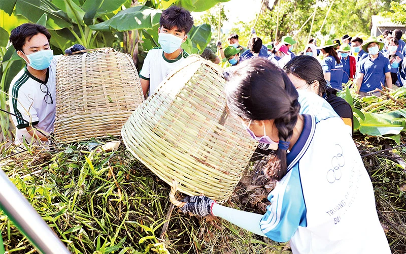 Các đội hình tình nguyện vớt rác, làm sạch vệ sinh môi trường tại rạch Nhà Trà, quận Thủ Ðức.