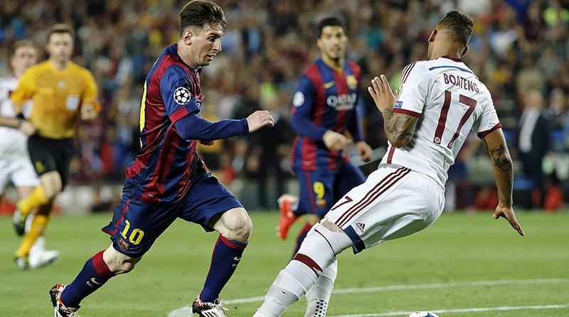 Pha “té ngã” kinh điển của Jerome Boateng trước sự xuất thần của Messi. (Ảnh: the18.com)