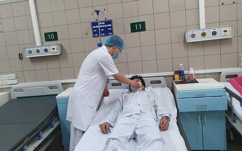 Bệnh nhân ngộ độc thiếc đang điều trị tại Trung tâm Chống độc, BV Bạch Mai.