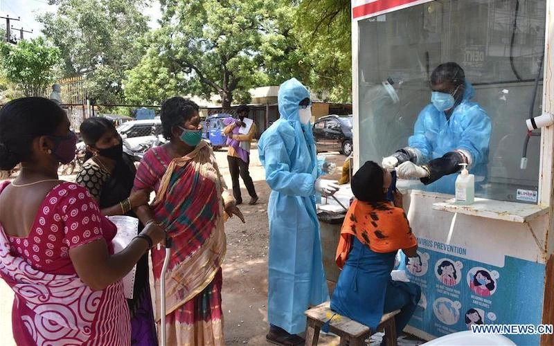 Người dân xếp hàng chờ xét nghiệm Covid-19 tại một trung tâm y tế ở thành phố Hyderabad, Ấn Độ, ngày 29-7-2020. (Ảnh: Xinhua)