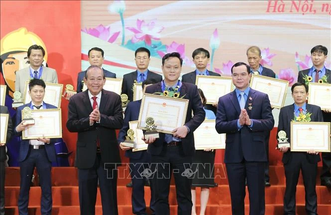 Phó Thủ tướng Thường trực Chính phủ Trương Hòa Bình trao tặng Bằng khen và biểu trưng của Bộ Công an cho các cá nhân. Ảnh: Doãn Tấn - TTXVN