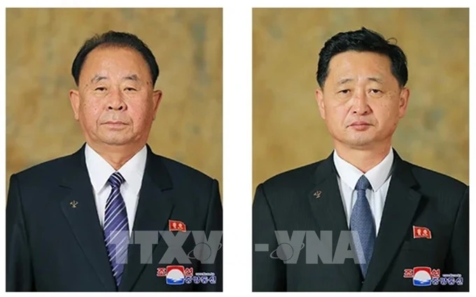Thủ tướng mới được bổ nhiệm của Triều Tiên Kim Tok-hun (bên phải). (Ảnh: Yonhap/TTXVN)