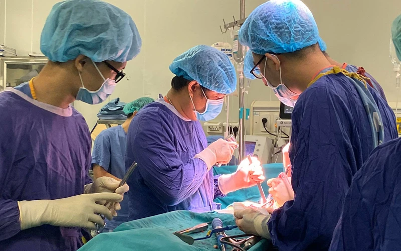 PGS, TS Đinh Ngọc Sơn thực hiện ca phẫu thuật gù vẹo cột sống.