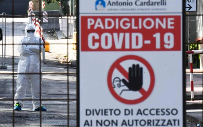 Biển cảnh báo tại Bệnh viện Cardarelli (Naples, Italy). (Ảnh: EPA)