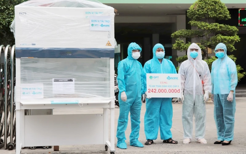 Tặng Tủ an toàn sinh học cấp II cho Bệnh viện Đà Nẵng.