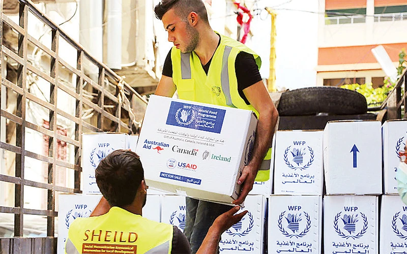 Nhân viên LHQ chuyển hàng cứu trợ người dân Li-băng. Ảnh UN NEWS