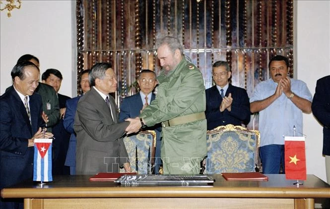 Tổng Bí thư Lê Khả Phiêu và Bí thư thứ nhất Đảng Cộng sản Cuba Phidel Castro sau lễ ký Tuyên bố chung Việt Nam - Cuba, tại thủ đô La Habana, trong chuyến thăm hữu nghị chính thức Cuba từ 7 đến 14-7-1999. Anh: TTXVN.