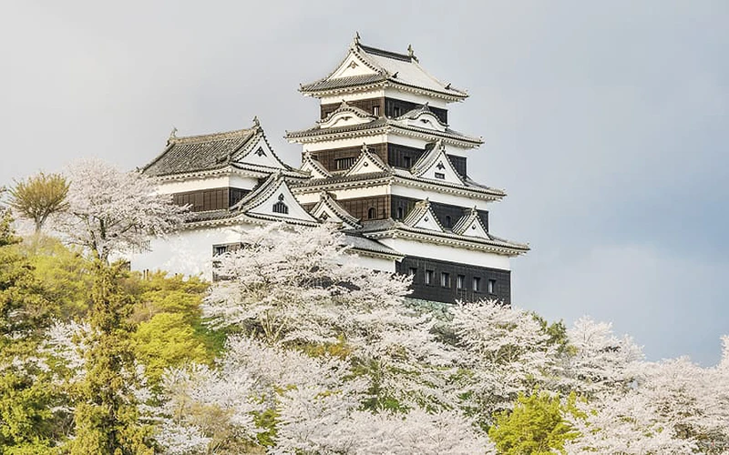 Lâu đài cổ Ozu đã được hồi sinh thành một khách sạn độc đáo (Ảnh: CNN)
