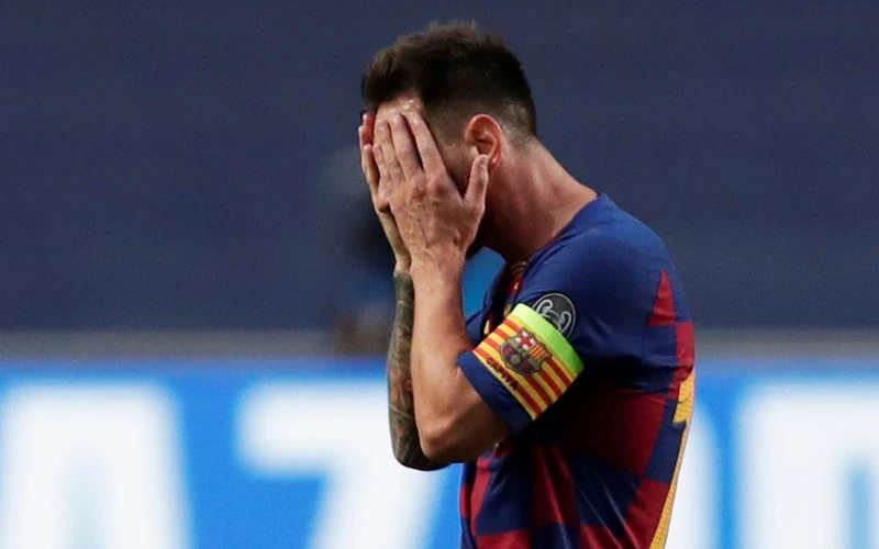 Lionel Messi ôm mặt thất vọng trong thất bại lịch sử của Barca. 