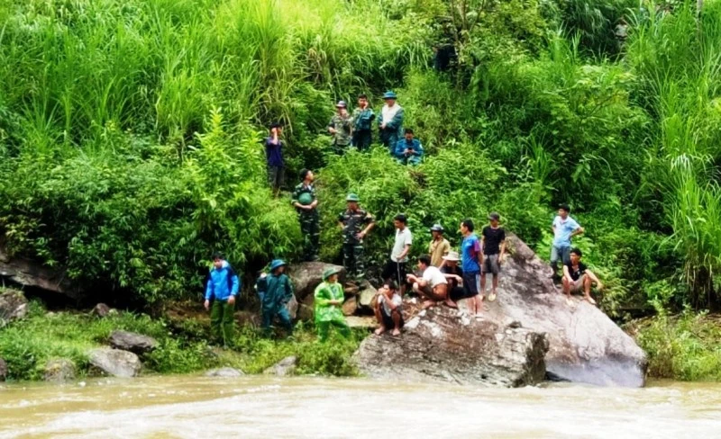 Lực lượng cứu hộ tìm kiếm nạn nhân bị mất tích do lũ cuốn trôi, khi đi qua suối Tả Củ Tỷ (Bắc Hà- Lào Cai).