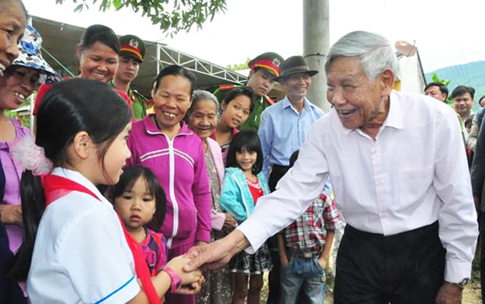 Nguyên Tổng Bí thư Lê Khả Phiêu thăm lại làng Phương Trung, xã Đại Quang, huyện Đại Lộc, Quảng Nam, tháng 3-2016.