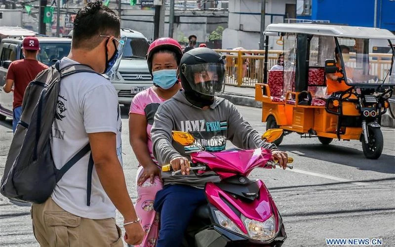 Người dân đeo khẩu trang trên đường phố tại Thủ đô Manila, Philippines, ngày 13-8-2020. (Ảnh: Xinhua)