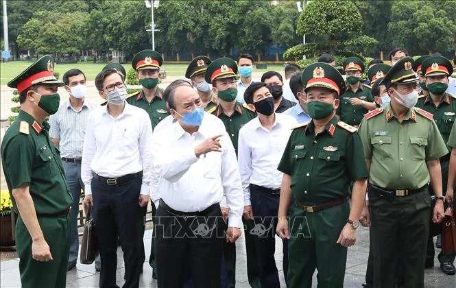 Thủ tướng Nguyễn Xuân Phúc kiểm tra công tác tu bổ Lăng Chủ tịch Hồ Chí Minh năm 2020. Ảnh: TTXVN.
