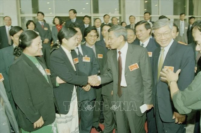Tổng Bí thư Lê Khả Phiêu nói chuyện với các đại biểu dự Đại hội đại biểu Đảng bộ thành phố Hà Nội lần thứ XIII, nhiệm kỳ 2000-2005. Ảnh: TTXVN.