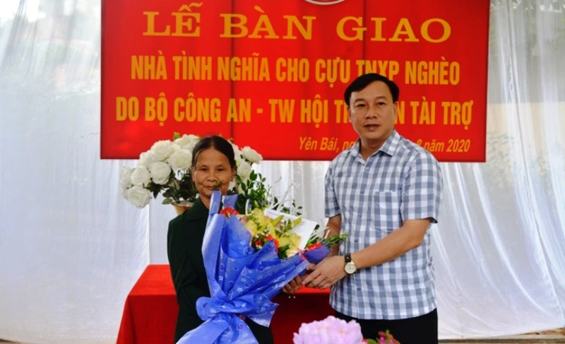 Ông Hoàng Xuân Đán trao nhà tình nghĩa cho cựu TNXP Trần Thị Lan, tại xã Tuy Lộc, TP Yên Bái, sáng 15-8.