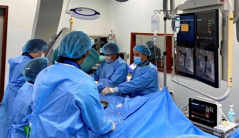 E-kíp các ybác sỹ Bệnh viện T.Ư Huế tiến hành ca phẫu thuật tim bẩm sinh phức tạp bằng phương pháp Hybird cho bệnh nhân (Ảnh: Bệnh viện cung cấp)