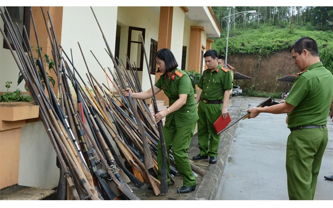 Công an huyện Văn Chấn (Yên Bái) kiểm tra lô kiếm, súng tự chế thu giữ được.