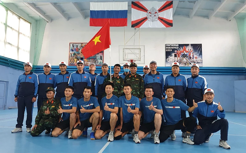 Đội tuyển Công binh Việt Nam giành Cúp vàng bóng chuyền trong khuôn khổ Army Games 2020. Ảnh: TUẤN LỰC.