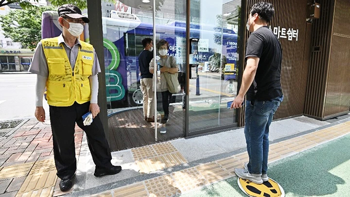 Bến xe buýt thông minh tại Seoul. Ảnh: AFP