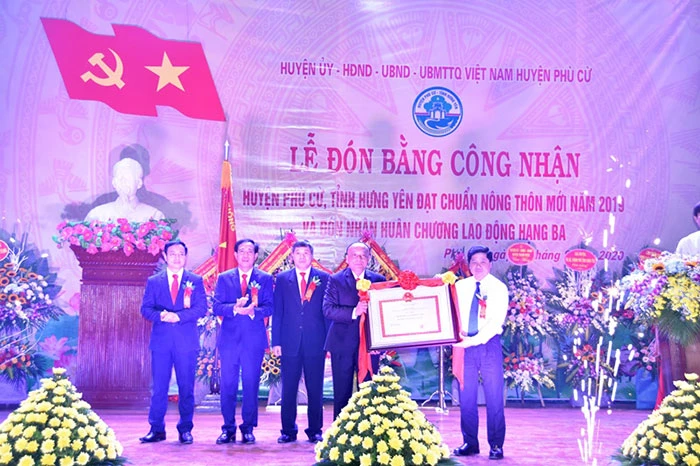 Đảng bộ, chính quyền và nhân dân huyện Phù Cừ, tỉnh Hưng Yên đón nhận Bằng công nhận huyện Phù Cừ đạt chuẩn NTM.