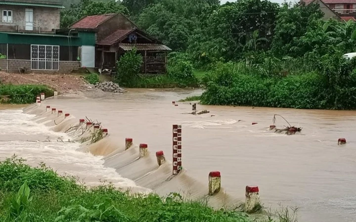 Cầu tràn Nam Hả Trong, xã Nam Sơn, huyện Ba Chẽ bị ngập, gây ách tắc giao thông.
