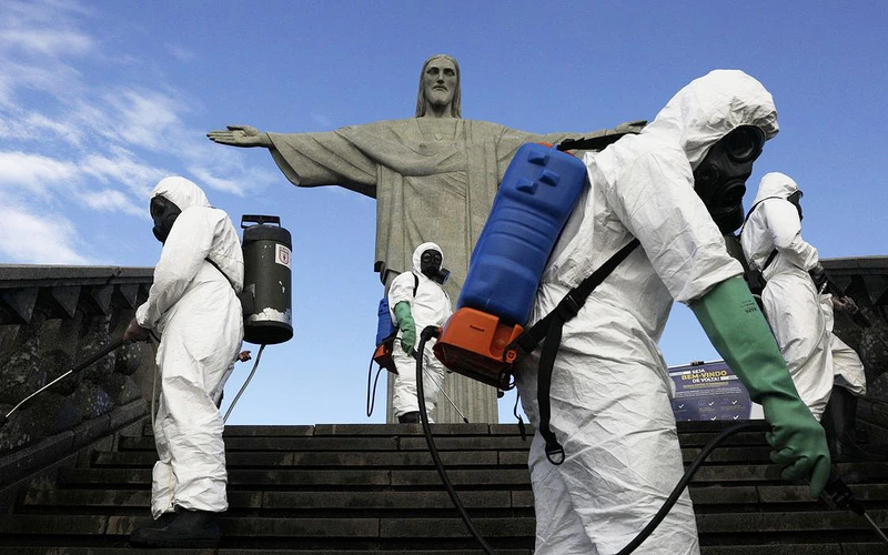 Nhà chức trách Brazil cho khử trùng khu vực Tượng Chúa cứu thế trước khi đón du khách trở lại (Ảnh: REUTERS)