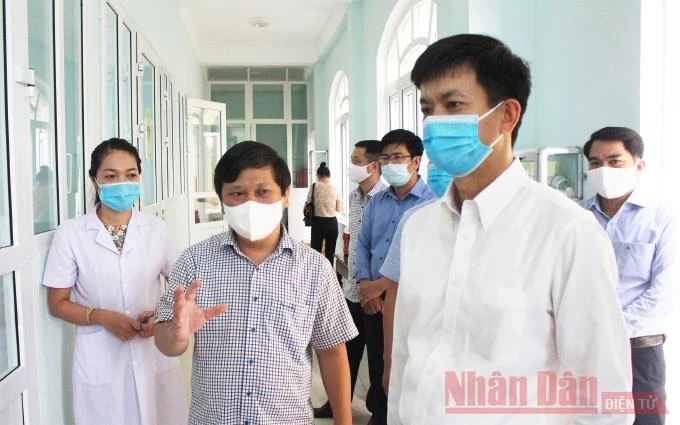 Bí thư Tỉnh ủy Quảng Trị Lê Quang Tùng (bên phải) thăm động viện cán bộ, nhân viên CDC Quảng Trị .