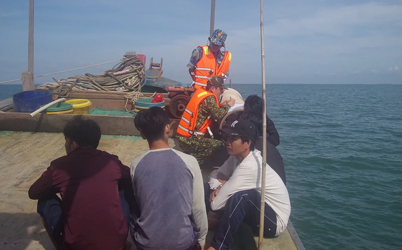 Ngư dân được ứng cứu kịp thờ sau vụ tai nạn.