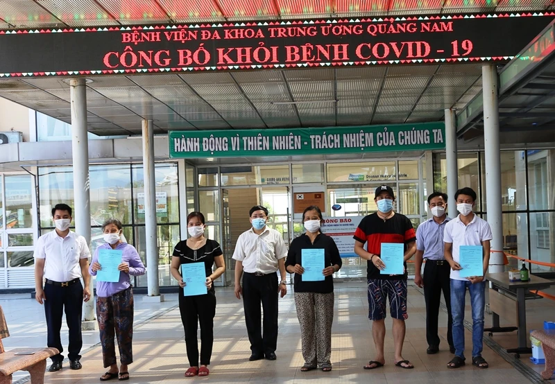 Bệnh viện đa khoa T.Ư Quảng Nam trao giấy xuất viện cho năm BN Covid-19.